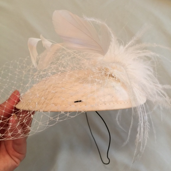 NWOT fascinator w/ veil and feathers main image 8